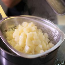Cocer las papas picadas en una olla honda con suficiente agua hasta que estén al dente, escurrir y reservar.