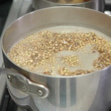 Poner a cocer las lentejas en una olla honda con agua y un poquito de sal hasta que estén cocidas.