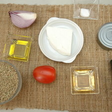 2 tazas de Lentejas. 1 lata de atún en agua 1/2 pieza de pepino 1 pieza de jitomate guaje 100 gramos de queso fresco 1/4 pieza de cebolla morada sal al gusto Ingredientes para vinagreta 1/4 taza de aceite de oliva extra virgen 2 cucharadas de vinagre de manzana pimienta negra molida al gusto sal al gusto