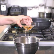 Para preparar la vinagreta colocar en un tazón un poco de aceite de oliva.