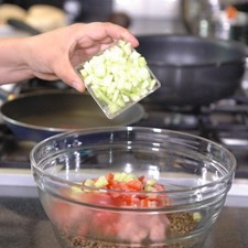 Añadir jitomate picado, pepino picado y cebolla en rodajas revolver bien para integrar los ingredientes.