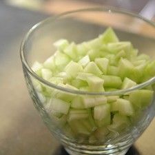 Pelar y picar el pepino, jitomate y la cebolla en rodajas.
