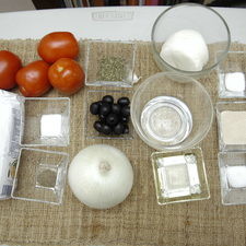 Ingredientes para receta 20 gramos de levadura seca instantánea 1/2 cucharita de azúcar 1/2 taza de agua tibia 5 cucharadas de aceite vegetal comestible 300 gramos de harina san antonio Nuevo 1/2 cucharita de sal 1 pieza de cebolla blanca 1 diente de ajo 200 gramos de queso mozzarella 1 cucharada de orégano seco 2 ramas de hierbabuena fresca 20 piezas de aceituna negra sal al gusto pimienta negra molida al gusto 5 piezas de jitomate guaje Nuevo