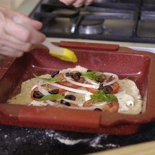 Untar con una brocha una cucharada de aceite. Precalentar el horno durante 5 minutos y hornea por 10-15 minutos aproximadamente a (350 ° F) o ( 175° C).