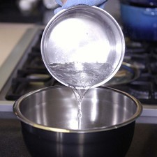 Colocar la levadura con el azúcar y el agua, en un tazón revolver y deja fermentar 15 minutos.