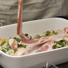 Agregar las tiras de panceta o tocino encima de la preparación.