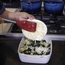 Añadir el queso rallado. Hornear a 350° F o 175 ° C hasta que el queso se vea gratinado.