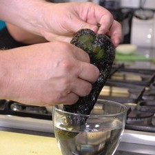 Pelarlos con la mano y remojarla en agua para retirar la cáscara sin meter el chile.