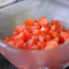 Picar el jitomate en trozos pequeños, la cebolla y ajo finamente.