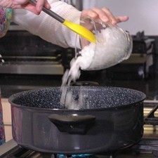 Calentar el aceite en una olla y cuando este caliente sofreír la cebolla y el ajo durante un par de minutos.