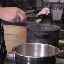 Poner a cocer la pulpa de cerdo en una olla honda con un poquito de sal hasta que la carne este cocida. Retirar del caldo dejar enfriar y deshebrar.