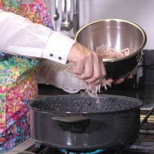 Añadir la carne deshebrada y las pasas y continuar cociendo para integrar todos los ingredientes durante 10 minutos más.