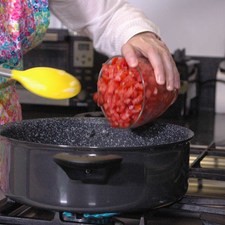 Agregar el jitomate picado, sazonar con pimienta y sal continuar cociendo hasta que haya cambiado de color y haya reducido un poco.