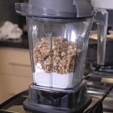 Preparar la nogada, colocar la crema, queso filadelphia, nueces,en el vaso de la licuadora y moler bien todo hasta obtener una mezcla homogénea.