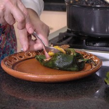 Rellenar cada chile con un poco de la carne.
