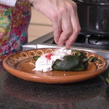Bañar con la nogada, decorar con un poco de granos de granada y perejil picado.