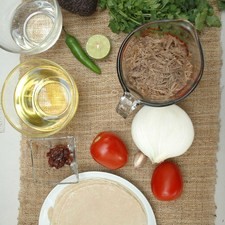 Ingredientes para chimichanga 1 diente de ajo 2 tazas de carne deshebrada de res 6 piezas de tortilla de harina 2 piezas de jitomate guaje aceite vegetal comestible al gusto 1 pieza de chile chipotle adobado sal al gusto 1/2 pieza de cebolla blanca Ingredientes para salsa guacamole 1/2 cucharita de sal 10 ramas de cilantro desinfectante de verduras al gusto 1 pieza de chile serrano 1/2 pieza de limón 1 pieza de aguacate 1/2 taza de agua