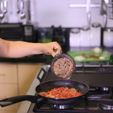 Agregar la carne deshebrada. Sazonar con sal, tapar y cocer durante 5 minutos más.