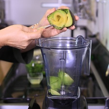 Cortar el aguacate por la mitad, extraer la pulpa con ayuda de una cuchara y colocarla en el vaso de la licuadora.