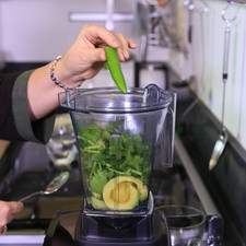 Agregar el jugo de medio limón, el cilantro, el chile serrano, la sal y el agua y moler. Si es necesario agregar más agua.