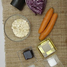 Ingredientes para receta 2 piezas de zanahoria 1/2 pieza de pepino 1/4 pieza de col morada 1/2 taza de almendra rebanada Ingredientes para aderezo 1/4 taza de aceite de oliva extra virgen 1 cucharada de vinagre balsámico sal al gusto pimienta negra molida al gusto