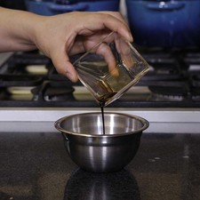 Colocar en un tazón el aceite de oliva, vinagre balsámico sal y pimienta al gusto batir bien con la ayuda del batidor de globo y reservar.