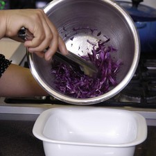 Colocar en un tazón el repollo en tiras.