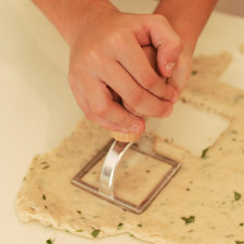 Espolvorear harina sobre la cubierta y extender la masa con el rodillo hasta que tenga aproximadamente 1/2 centímetro de espesor. Cortar en cuadros de 6 centímetros de lado, utilizando un cuchillo o un cortador de galletas cuadrado. S 1427 1475635553