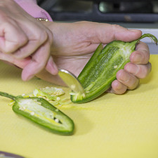 Cortar los chiles a la mitad a lo largo, retirar las semillas y venas con la ayuda de una cuchara hasta que queden completamente vacíos.