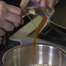 Añadir ajo molido, paprika al tazón.
