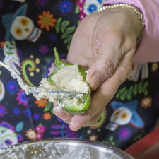 Rellenar cada mitad de los chiles con un poco de la mezcla de queso.