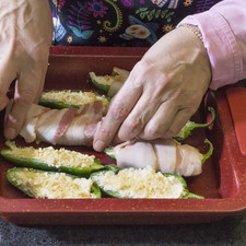 Envolver con rebanadas de tocino.