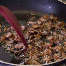 Cortar el tocino en cuadros pequeños. Sofreír el tocino hasta que se vea dorado.