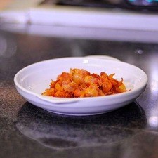 Colocar el tocino en papel absorbente para quitar el exceso de grasa.