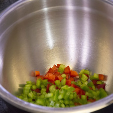 Poner en un tazón el pimiento morrón rojo y verde picado.