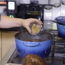 Agregar mostaza dijón, salsa inglesa, salsa de soya y sal al gusto.