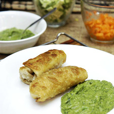 Servir las chimichangas acompañadas de salsa de guacamole