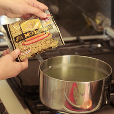 Agregar dos cucharadas de aceite de oliva en una olla honda, sofreír la salsa verde y sazonar con sal y pimienta al gusto. Agregar la sopa a la salsa, cocer de 5 a 10 minutos hasta que esté “al dente (suave por fuera y firme al centro).