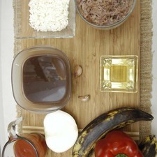 Ingredientes para receta 2 tazas de carne deshebrada de res 1 pieza de pimiento morrón rojo 1/2 taza de puré de jitomate 1/2 pieza de cebolla 1 diente de ajo 1 taza de frijoles negros cocidos 1 taza de arroz blanco cocido 2 piezas de plátano macho aceite vegetal comestible al gusto