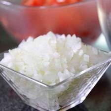 Picar cebolla, ajo finamente y pimiento morrón en cuadros pequeños.