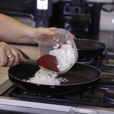 Calentar aceite en un sartén abierto y cuando este caliente sofreír ajo y cebolla durante un par de minutos.