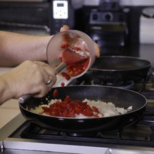 Agregar el pimiento morrón y continuar cociendo hasta que este suave.