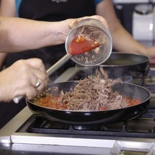 Agregar el puré de jitomate y la carne deshebrada, revolver bien y sazonar con sal.