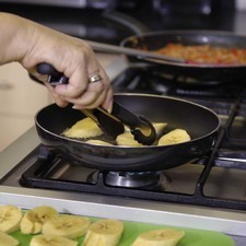 Calentar el aceite y cuando este caliente sofreír el plátano pos ambos lados hasta que se vean dorados pero no quemados. Colocar en papel absorbente para retirar el exceso de grasa.
