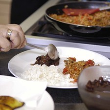 Para servir colocar un poco de la carne, frijoles, arroz blanco y plátano macho.