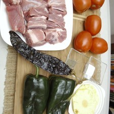 Ingredientes para receta 750 gramos de costilla de cerdo 2 piezas de chile poblano 2 rebanadas de piña 5 piezas de jitomate guaje 1 pieza de chile pasilla sal al gusto pimienta negra molida al gusto