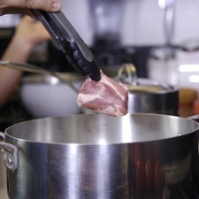 Cocer la carne en una olla honda con un poco de agua y sal. Dejar cocer durante 25 minutos o hasta que esté cocida y suave.