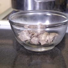 Retirar la carne del caldo. Reservar