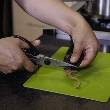 Cortar el rabo del chile pasilla con una tijera, abrirlo y retirar las semillas y venas.
