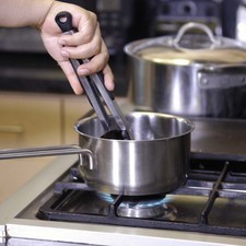 Poner a hervir la piel del chile pasilla con un poco de agua durante 5 minutos. Dejar enfriar.